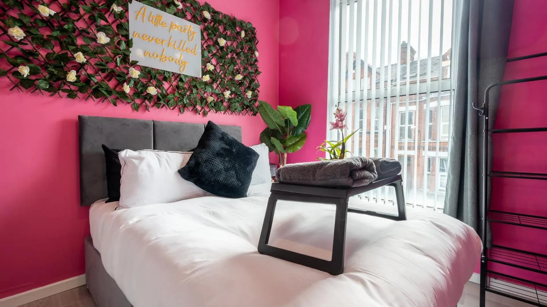 Апартаменты Hen & Stag Hideaway - Huge, Unique And Sleeps 15 Белфаст