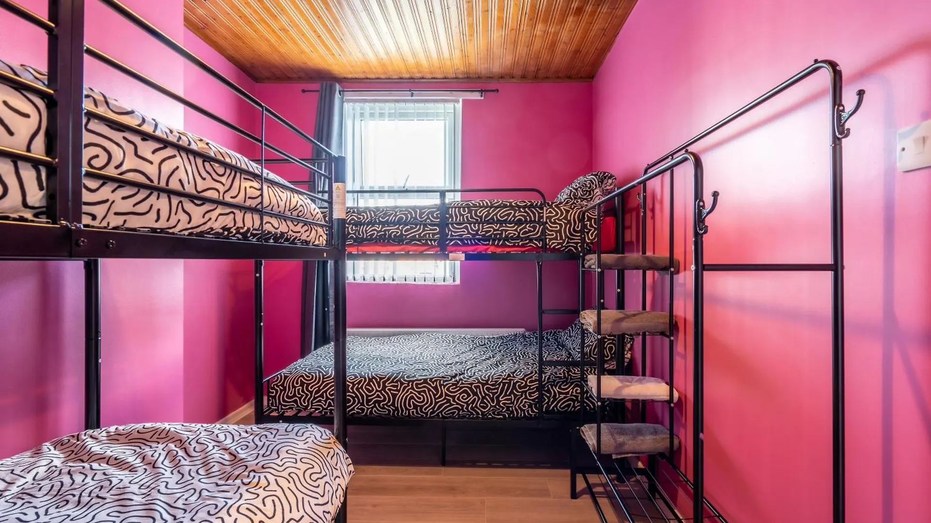 Апартаменты Hen & Stag Hideaway - Huge, Unique And Sleeps 15 Белфаст